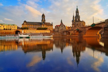 Dresden manzarası reflecion Elbe nehrinde Saxony, Almanya için gün batımında