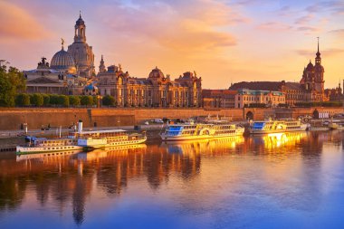 Dresden manzarası reflecion Elbe nehrinde Saxony, Almanya için gün batımında