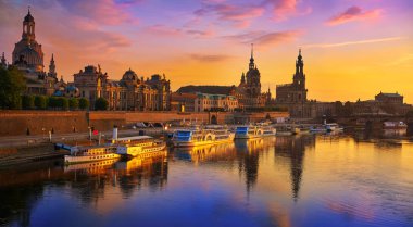 Dresden manzarası reflecion Elbe nehrinde Saxony, Almanya için gün batımında