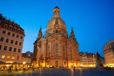Almanya'daki Saksonya Dresden günbatımı Frauenkirche Lutheran Kilisesi
