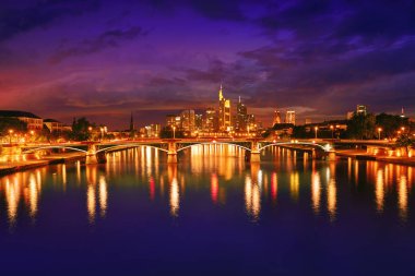 Almanya'da Frankfurt manzarası Meno Nehri ile-gün batımında