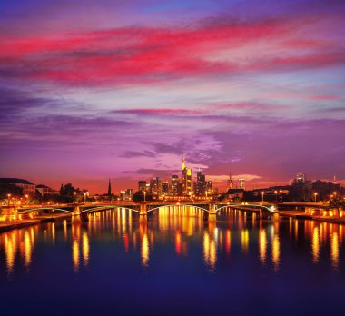 Almanya'da Frankfurt manzarası Meno Nehri ile-gün batımında