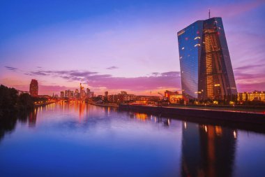 Almanya'da Frankfurt manzarası Meno Nehri ve Hafenkran bina ile-gün batımında