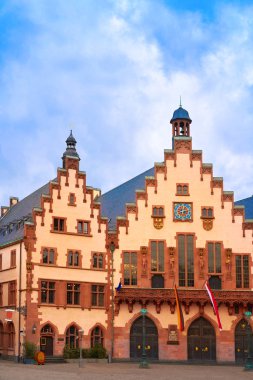 Frankfurt Romerberg Meydanı eski şehir tarihi merkezi Almanya'da