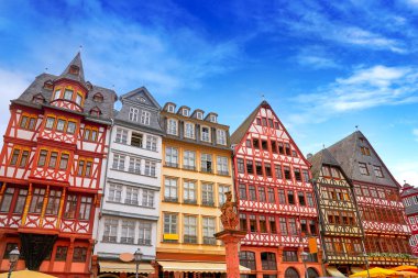 Frankfurt Romerberg Meydanı eski şehir tarihi merkezi Almanya'da