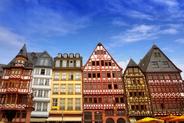 Frankfurt Romerberg Meydanı eski şehir tarihi merkezi Almanya'da