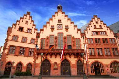 Frankfurt Romerberg Meydanı eski şehir tarihi merkezi Almanya'da