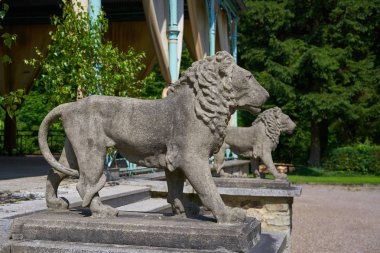 Aslan heykelleri ayrıntılı olarak Josepskreuz Joshep Cross Stolberg Almanya Harz adlı