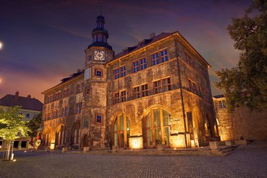Stadt Nordhausen Rathaus günbatımı city hall Roland ile rakam Thuringia Almanya'da