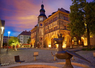 Stadt Nordhausen Rathaus günbatımı city hall Roland ile rakam Thuringia Almanya'da