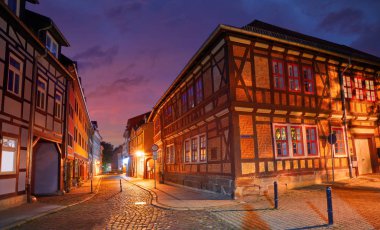 Thuringia Almanya'da gün batımında Nordhausen şehir cepheler