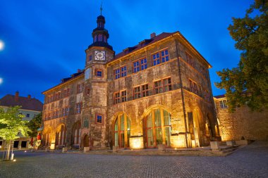 Stadt Nordhausen Rathaus günbatımı city hall Roland ile rakam Thuringia Almanya'da