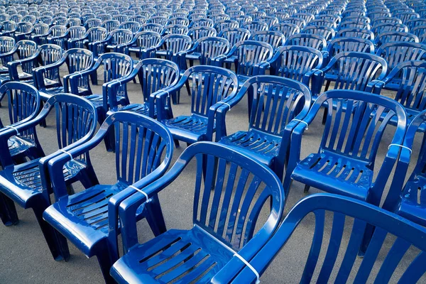 Kunststoffstühle Einer Reihe Blaue Farbe Mit Reißverschluss Gebunden — Stockfoto