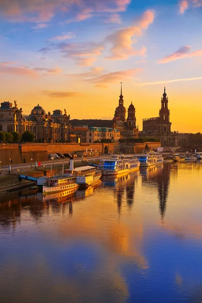 Dresdens Skyline Spiegelt Sich Bei Sonnenuntergang Der Elbe Sachsen — Stockfoto