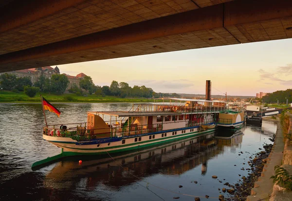 Dresden Elbe Floden Och Båtar Vid Solnedgången Sachsen Tyskland — Stockfoto
