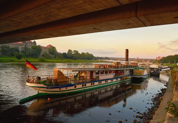 Dresden Elbe Nehri ve Saxony, Almanya için gün batımında tekne