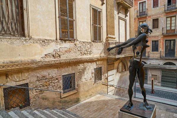 カタルーニャ スペインで美術館に近いフィゲラスの街にダリ彫刻 — ストック写真