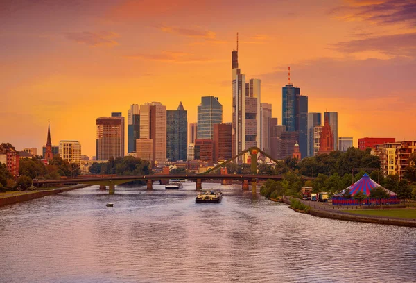 法兰克福天际在日落在德国与米诺河 — 图库照片