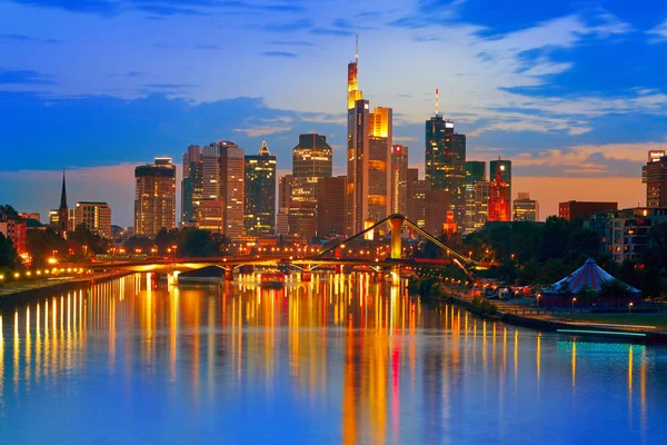 Het Skyline Van Frankfurt Bij Zonsondergang Duitsland Met Meno Rivier — Stockfoto