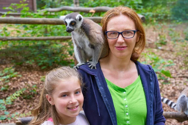 Madre Figlia Divertirsi Con Anello Coda Lemure Animale All Aperto — Foto Stock