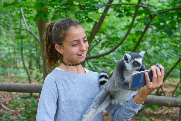 Dziecko Dziewczynka Zabawy Pierścieniem Ogoniasty Lemury Selfie Zdjęcie Zwierząt Odkryty — Zdjęcie stockowe