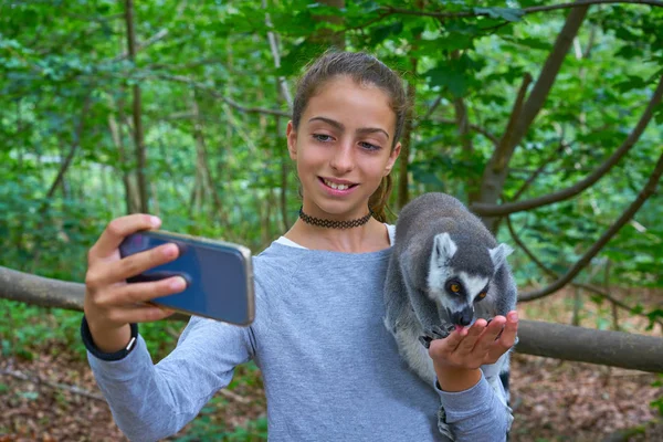 Gyerek Lány Szórakozik Gyűrűs Farkú Maki Selfie Fotó Állatok Szabadtéri — Stock Fotó