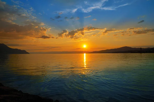 レマン湖ジュネーブ スイス モントルー日没スカイライン — ストック写真