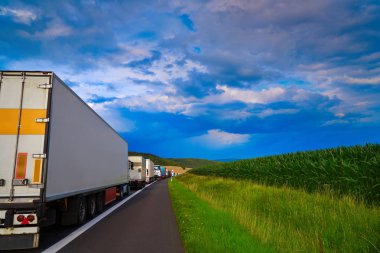 Almanya trafik sıkışıklığı içinde bir yol kaza araç üst üste