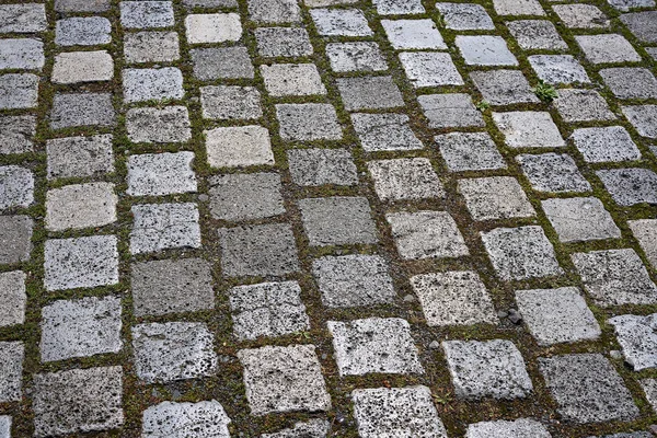 ドイツ通り屋外に花こう岩の玉石の舗装道路 — ストック写真