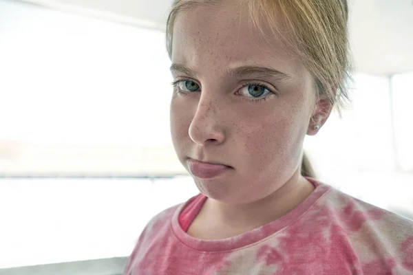 Böse Lippen Kind Mädchen Ausdruck Blaue Augen Blond — Stockfoto