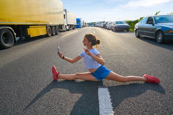 Split Legs Girl Selfie Photo Traffic Jam Road Having Fun — Stock Photo, Image