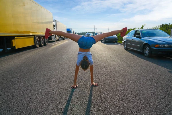 Akrobatiska Hand Utmärker Flicka Trafik Sylt Väg Kul — Stockfoto