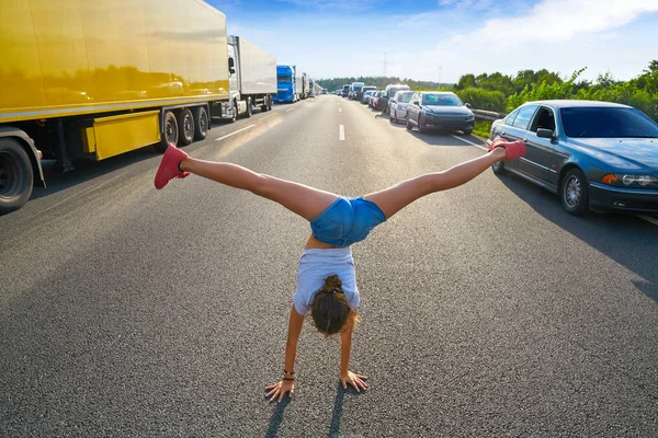 Acrobática Mão Stand Menina Uma Estrada Engarrafamento Divertindo — Fotografia de Stock