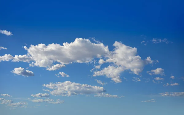 Cumulusmoln Perfekt Vit Blå Himmel Bakgrund — Stockfoto
