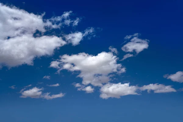 Cumulusmoln Perfekt Vit Blå Himmel Bakgrund — Stockfoto