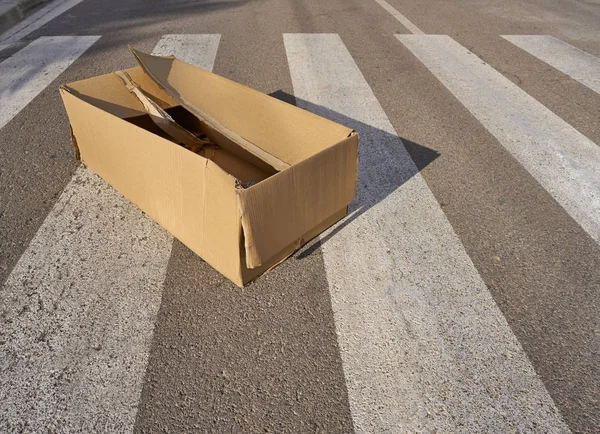 Geri Dönüşüm Kavramı Yaya Geçidi Çöpe Karton Kutu — Stok fotoğraf