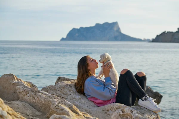 Ragazza Che Gioca Con Cane Cucciolo Maltichon Spiaggia — Foto Stock