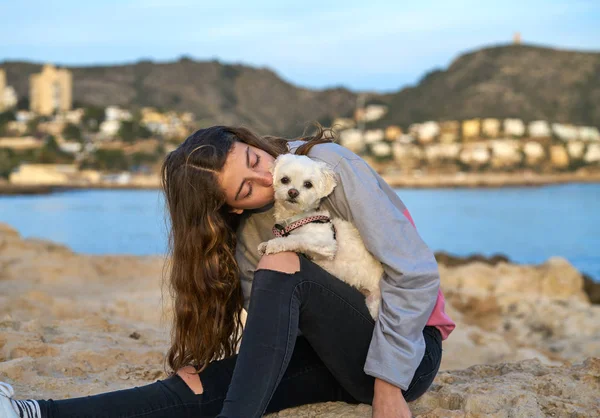 Ragazza Che Gioca Con Cane Cucciolo Maltichon Spiaggia — Foto Stock