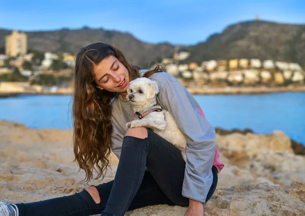 Κορίτσι Παίζει Σκυλί Κουτάβι Maltichon Στην Παραλία — Φωτογραφία Αρχείου