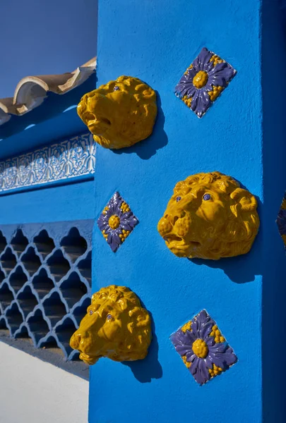 Facciata Mediterranea Blu Con Piastrelle Leone Giallo Reticolo Ceramico — Foto Stock