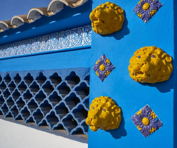 Mediterrane Gevel Blauw Met Gele Leeuw Tegels Keramische Rooster — Stockfoto