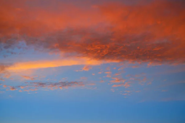 オレンジ色の雲と青色の背景の空と夕焼け空 — ストック写真