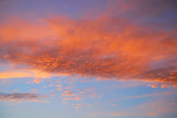 Himmel Bei Sonnenuntergang Mit Orangen Wolken Und Blauem Hintergrund — Stockfoto