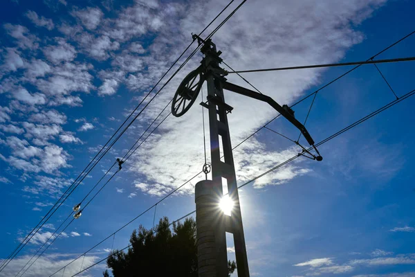 Tåg Kablar Motvikt Blå Himmel Bakgrundsbelysning — Stockfoto