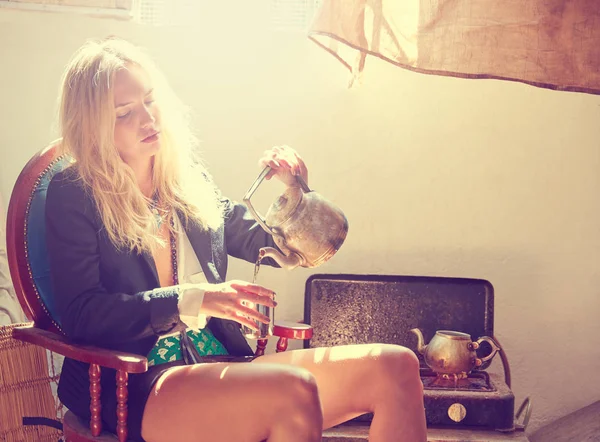 Blondes Mode Mädchen Trinkt Tee Einem Grunge Innenraum Entspannt Auf — Stockfoto