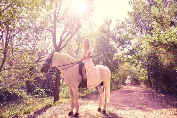 Bionda Ragazza Donna Cavalcando Cavallo Bianco Una Pista Foresta All — Foto Stock