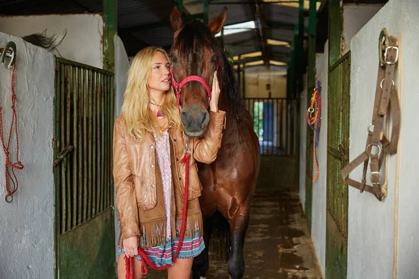 Blondes Mädchen Hält Pferd Auf Stallflur — Stockfoto