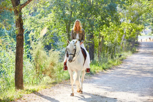 Blonde Frau Reitet Auf Einem Weißen Pferd Einem Waldweg Freien — Stockfoto
