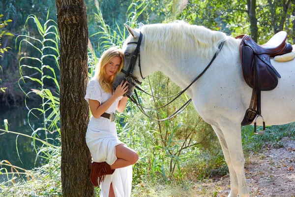Blonďatá Dívka Obejmout Svého Bílého Koně Lese Magii Světla Blízko — Stock fotografie