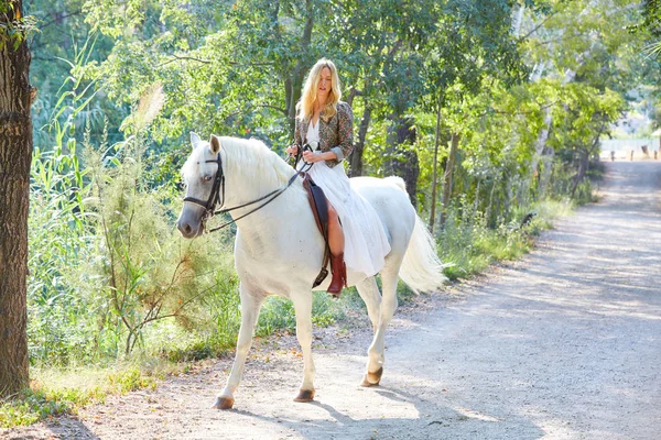 屋外森林トラックで白い馬に乗って金髪女 — ストック写真